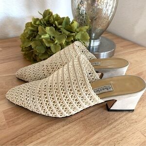 Charles David's Mid heel Open Heel Cream Baige
Cream Mules Size 6.5